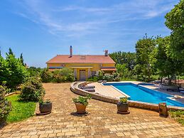 Peaceful Apartment in Pula With Swimming Pool