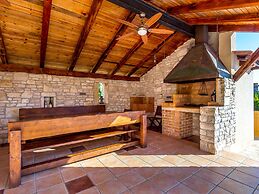 Rustic Holiday Home With Private Pool in the Center of Medulin Near th