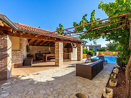 Rustic Holiday Home With Private Pool in the Center of Medulin Near th
