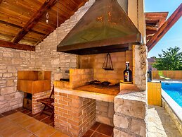 Rustic Holiday Home With Private Pool in the Center of Medulin Near th