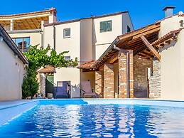 Rustic Holiday Home With Private Pool in the Center of Medulin Near th