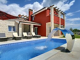 Modern Holiday Home With Pool in Bratulici