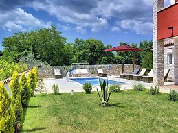 Modern Holiday Home With Pool in Bratulici