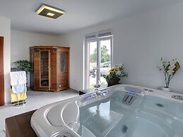 Modern Holiday Home With Pool in Bratulici