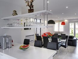 Modern Holiday Home With Pool in Bratulici