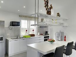 Modern Holiday Home With Pool in Bratulici