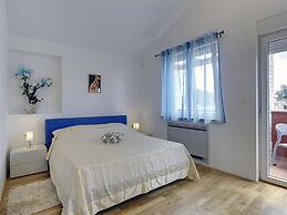 Modern Holiday Home With Pool in Bratulici