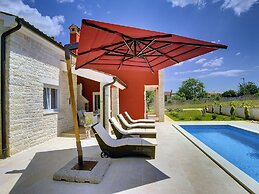 Modern Holiday Home With Pool in Bratulici