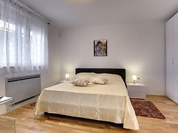 Modern Holiday Home With Pool in Bratulici