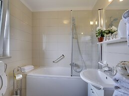 Modern Holiday Home With Pool in Bratulici