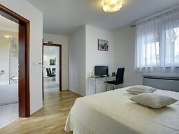 Modern Holiday Home With Pool in Bratulici