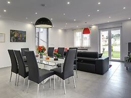 Modern Holiday Home With Pool in Bratulici