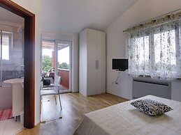 Modern Holiday Home With Pool in Bratulici