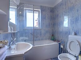 Modern Holiday Home With Pool in Bratulici