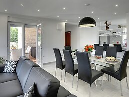 Modern Holiday Home With Pool in Bratulici