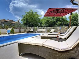 Modern Holiday Home With Pool in Bratulici