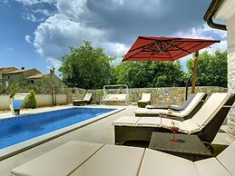 Modern Holiday Home With Pool in Bratulici