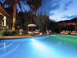 Belvilla by OYO Font