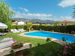 Belvilla by OYO Font