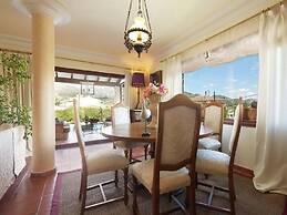 Belvilla by OYO Font