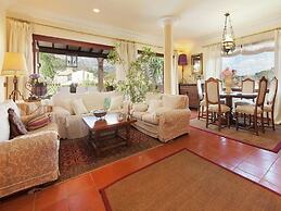 Belvilla by OYO Font