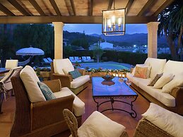 Belvilla by OYO Font