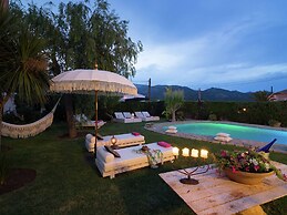 Belvilla by OYO Font