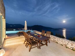 Luxurious Villa in Vasiliki with Swimming Pool & Hot Tub