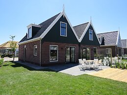 Nice Holiday Home on the Markermeer Near Amsterdam