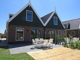 Nice Holiday Home on the Markermeer Near Amsterdam