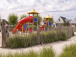 Spacious Holiday Home on Markermeer near Amsterdam