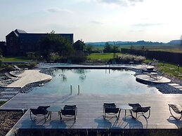 Splendid Castle in Perwez-haillot With Sun-loungers