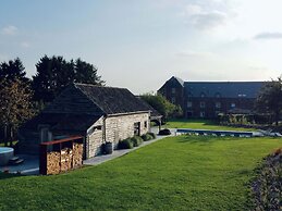 Splendid Castle in Perwez-haillot With Sun-loungers
