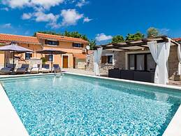 Charming Villa With Private Swimming Pool