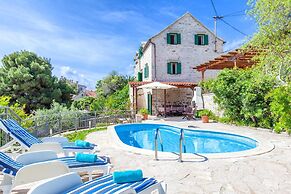 Villa in Sumartin Near Beach & Private Pool