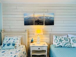 Turtley Paradise West 3 Bedroom Home by RedAwning