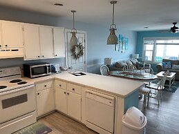 Turtley Paradise West 3 Bedroom Home by RedAwning