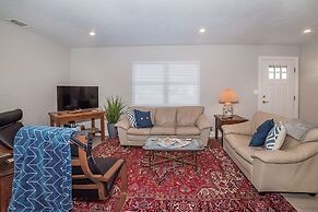 Anchorage Haus 3 Bedroom Home by RedAwning