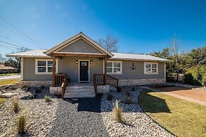 Anchorage Haus 3 Bedroom Home by RedAwning