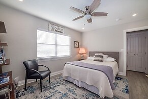 Anchorage Haus 3 Bedroom Home by RedAwning