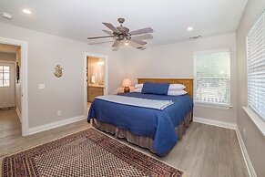 Anchorage Haus 3 Bedroom Home by RedAwning