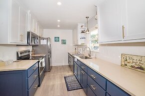 Anchorage Haus 3 Bedroom Home by RedAwning