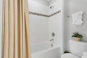 Posh and Roomy Home With Spa Near Disneyworld, CDC Standards #6st345