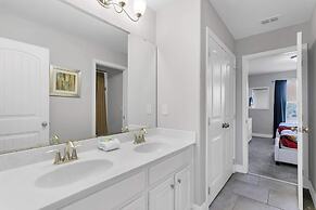 Posh and Roomy Home With Spa Near Disneyworld, CDC Standards #6st345