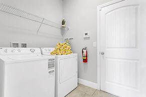 Posh and Roomy Home With Spa Near Disneyworld, CDC Standards #6st345