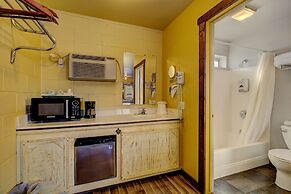 Holiday Motel & RV Park