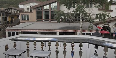 Plaza Lodge #1 5 Bedroom Condo by RedAwning