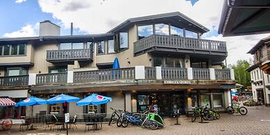 Plaza Lodge #1 5 Bedroom Condo by RedAwning