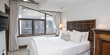 Plaza Lodge #1 5 Bedroom Condo by RedAwning