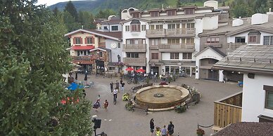 Plaza Lodge #1 5 Bedroom Condo by RedAwning